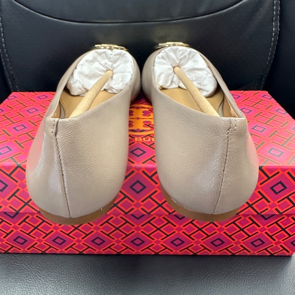 NIB! Tory Burch 64090 Benton 2 Ballet Flat Metal Logo French Grey Size 6.5 Women - Picture 5 of 8